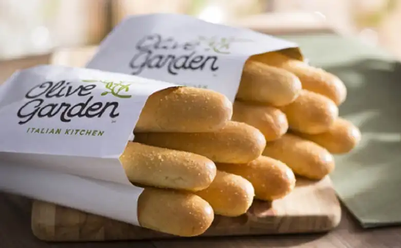does olive garden kids menu come with breadsticks